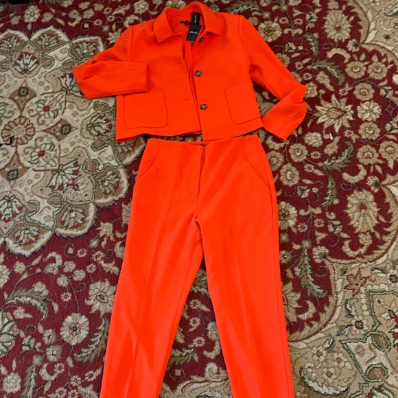 Women suit - Picture 1 of 2